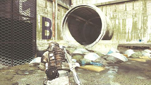 Gdy pozbędziemy się agenta wchodzimy do kolejnej rury kanalizacyjne i przechodzimy przez nią w pobliże celu naszej misji - Misja 3 Noble Tempest (2) | Opis przejścia Ghost Recon - Future Soldier - Tom Clancys Ghost Recon: Future Soldier - poradnik do gry