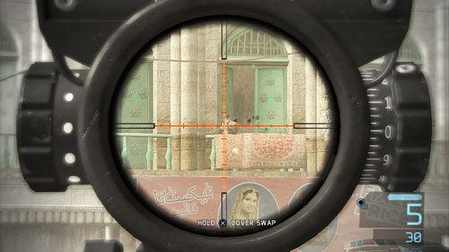 Na pierwszej prostej musimy uważać na kilku wrogów szturmujących naszą pozycję oraz na przeciwnika ostrzeliwującego nas z budynku na końcu drogi - Misja 4 Tiger Dust (1) | Opis przejścia Ghost Recon - Future Soldier - Tom Clancys Ghost Recon: Future Soldier - poradnik do gry