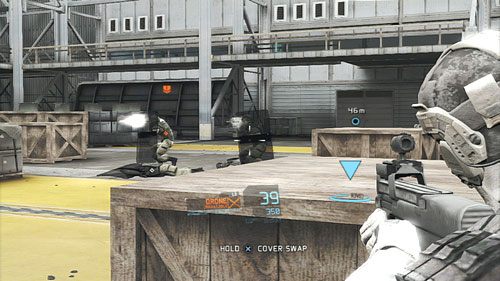 Na koniec torowania drogi przez hangar wpadniemy na żołnierzy chowających się za tarczami - Misja 6 Firefly Rain (3) | Opis przejścia Ghost Recon - Future Soldier - Tom Clancys Ghost Recon: Future Soldier - poradnik do gry