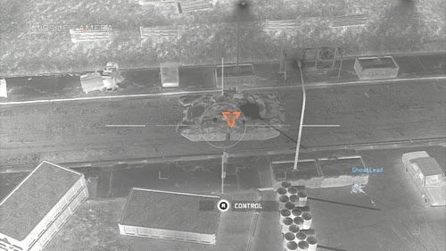 Czołgu pozbędziemy się dzięki wsparciu z powietrza, którym będziemy mogli osobiście pokierować i oczyścić sobie drogę ucieczki - Misja 6 Firefly Rain (3) | Opis przejścia Ghost Recon - Future Soldier - Tom Clancys Ghost Recon: Future Soldier - poradnik do gry