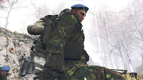 Po zejściu z powrotem na parter sprawdzamy położenie trzech żołnierzy pilnujących terenu przed budynkiem i gdy jeden z przeciwników oddali się w lewo wychodzimy na zewnątrz przeskakując nad workami z piaskiem - Misja 7 Ember Hunt (1) | Opis przejścia Ghost Recon - Future Soldier - Tom Clancys Ghost Recon: Future Soldier - poradnik do gry