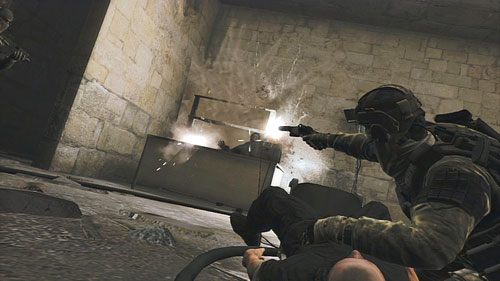 Gdy wyważymy drzwi ściągamy przeciwnika, podbiegamy do zakładnika i zabijamy ostatniego żołnierza, który wyskoczy zza biurka - Misja 7 Ember Hunt (3) | Opis przejścia Ghost Recon - Future Soldier - Tom Clancys Ghost Recon: Future Soldier - poradnik do gry