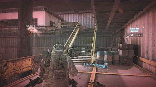 Na najcięższy opór natrafimy przed samym pokojem kontrolnym, gdy się do niego zbliżymy należy lekko zwolnić tempo i ostrożnie wspiąć się na przedostatni poziom - Misja 8 Deep Fire (2) | Opis przejścia Ghost Recon - Future Soldier - Tom Clancys Ghost Recon: Future Soldier - poradnik do gry