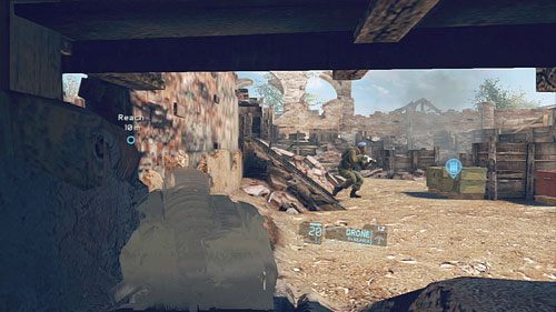 Zeskakujemy w dół przez dziurę w podłodze i czekamy aż jeden z przeciwników wejdzie nam pod lufę - Misja 9 Valiant Hammer (3) | Opis przejścia Ghost Recon - Future Soldier - Tom Clancys Ghost Recon: Future Soldier - poradnik do gry