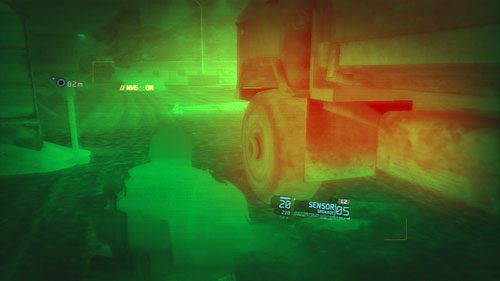 Gdy nadjedzie ciężarówka korzystamy z niej jak z zasłony by przemknąć przez bramę pilnowaną przez strażnika (jeżeli spóźnimy się na przyjazd ciężarówki możemy przejść przez bramę prawą stroną, należy się wtedy czołgać) - Misja 10 Gallant Thief (1) | Opis przejścia Ghost Recon - Future Soldier - Tom Clancys Ghost Recon: Future Soldier - poradnik do gry