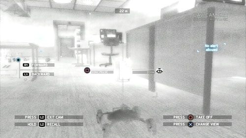 Wysyłamy drona w długą drogę przewodami wentylacyjnymi, gdy się z nich wydostanie podjeżdżamy do oznakowanej szafy i detonujemy ładunek EMP - Misja 10 Gallant Thief (1) | Opis przejścia Ghost Recon - Future Soldier - Tom Clancys Ghost Recon: Future Soldier - poradnik do gry