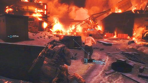 Przez zgliszcza bazy wroga przechodzimy kierując się za uratowanym jeńcem i nie wdając w potyczki z wrogami - Misja 10 Gallant Thief (3) | Opis przejścia Ghost Recon - Future Soldier - Tom Clancys Ghost Recon: Future Soldier - poradnik do gry