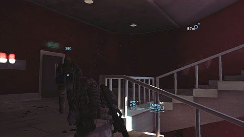 Nie niepokojąc pozostałych wrogów przemykamy do oznaczonego budynku i rozpoczynamy wbieganie po schodach - Misja 11 Invisible Bear (1) | Opis przejścia Ghost Recon - Future Soldier - Tom Clancys Ghost Recon: Future Soldier - poradnik do gry
