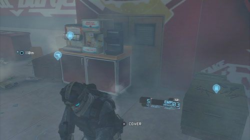 Gdy rozprawimy się z przeciwnikiem uzupełniamy zapasy amunicji i wchodzimy do kawiarni - Misja 11 Invisible Bear (3) | Opis przejścia Ghost Recon - Future Soldier - Tom Clancys Ghost Recon: Future Soldier - poradnik do gry