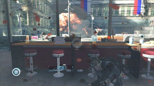 Obronę przyczółka rozpoczynamy od zajęcia dogodnej pozycji (najlepiej za jedną z zasłon po środku kawiarni) i z pomocą wyrzutni granatów rozprawiamy się z nadjeżdżającym pojazdem wyposażonym w działko oraz ciężarówką - Misja 11 Invisible Bear (3) | Opis przejścia Ghost Recon - Future Soldier - Tom Clancys Ghost Recon: Future Soldier - poradnik do gry