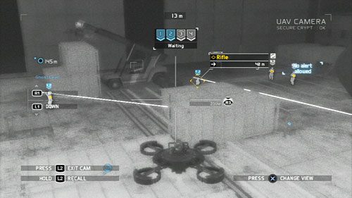 Przed wejściem do hangaru po prawej stronie znajdziemy czterech żołnierzy, których należy pozbyć się jednoczesnym strzałem - Misja 6 Firefly Rain (3) | Wyzwania w Ghost Recon - Future Soldier - Tom Clancys Ghost Recon: Future Soldier - poradnik do gry