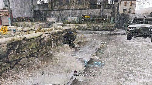 Gdy wyeliminujemy pierwszych przeciwników schodzimy po schodach w dół i udajemy się w prawo by skręcić kark żołnierzowi czającemu się za murkiem - Misja 7 Ember Hunt (2) | Wyzwania w Ghost Recon - Future Soldier - Tom Clancys Ghost Recon: Future Soldier - poradnik do gry