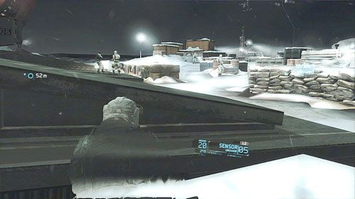 Spokojnie podchodzimy jak najbliżej rampy prowadzącej do statku i wyczekujemy na moment, w którym pobliscy strażnicy będą do nas zwróceni plecami - Misja 8 Deep Fire | Wyzwania w Ghost Recon - Future Soldier - Tom Clancys Ghost Recon: Future Soldier - poradnik do gry