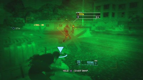 Po pokonaniu bramy ponownie trzymamy się lewej strony i ostrożnie podchodzimy do dwóch strażników patrolujących drogę - Misja 10 Gallant Thief (2) | Wyzwania w Ghost Recon - Future Soldier - Tom Clancys Ghost Recon: Future Soldier - poradnik do gry