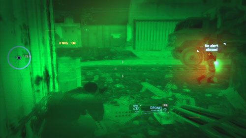 Przyklejamy się do kontenera po lewej i czekamy aż minie nas dwóch strażników - Misja 10 Gallant Thief (2) | Wyzwania w Ghost Recon - Future Soldier - Tom Clancys Ghost Recon: Future Soldier - poradnik do gry