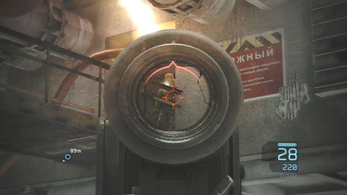 Gdy go ściągniemy szybko kierujemy nasz celownik na strażnika na kładce nad nami (wykryje on nas po tym jak oddamy strzał w pierwszego wroga) - Misja 10 Gallant Thief (3) | Wyzwania w Ghost Recon - Future Soldier - Tom Clancys Ghost Recon: Future Soldier - poradnik do gry