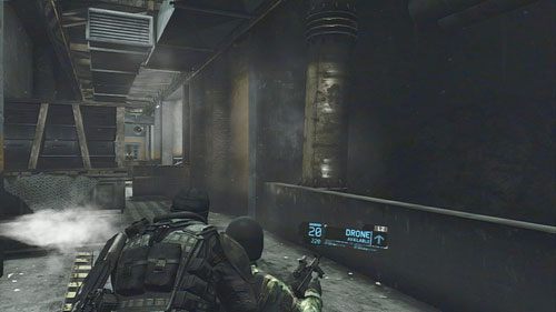 Gdy zejdziemy po schodach sprintem biegniemy przez korytarz ściągając po drodze jednego przeciwnika - Misja 10 Gallant Thief (3) | Wyzwania w Ghost Recon - Future Soldier - Tom Clancys Ghost Recon: Future Soldier - poradnik do gry