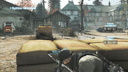 Podchodzimy pod bramę i oznaczmy czterech przeciwników na lewo od samochodu, który właśnie podjechał - Misja 12 Shattered Mountain (2) | Wyzwania w Ghost Recon - Future Soldier - Tom Clancys Ghost Recon: Future Soldier - poradnik do gry