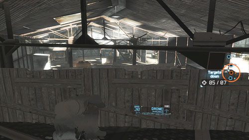 Gdy pojawią się rozliczne punkty nawigacyjne udajemy się do dużego budynku i na piętrze przyczajamy się przy punkcie nawigacyjnym - Misja 12 Shattered Mountain (2) | Wyzwania w Ghost Recon - Future Soldier - Tom Clancys Ghost Recon: Future Soldier - poradnik do gry