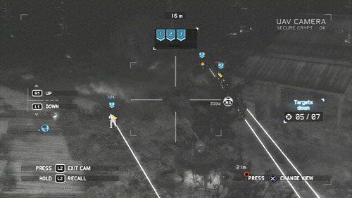 Przy użyciu drona oznaczamy trzech przeciwników patrolujących teren w pobliżu bramy wjazdowej i pozbywamy się ich jednoczesnym strzałem - Misja 12 Shattered Mountain (2) | Wyzwania w Ghost Recon - Future Soldier - Tom Clancys Ghost Recon: Future Soldier - poradnik do gry