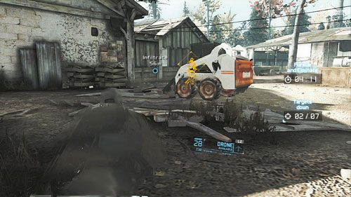 Trzymając się lewej strony podkradamy się do drewnianej przybudówki i odnajdujemy w niej drugiego VIP-a krzyczącego na asystenta - Misja 12 Shattered Mountain (3) | Wyzwania w Ghost Recon - Future Soldier - Tom Clancys Ghost Recon: Future Soldier - poradnik do gry