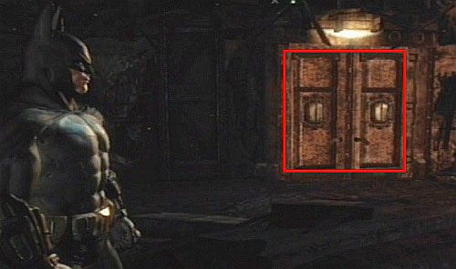 W środku skorzystaj z drzwi pokazanych na screenie - Uratuj więzionych policjantów - Opis przejścia - Batman: Arkham City - Harley Quinns Revenge - poradnik do gry