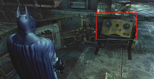 Po walce skorzystaj z panelu pod wiszącym zakładnikiem, by go uwolnić - Uratuj więzionych policjantów - Opis przejścia - Batman: Arkham City - Harley Quinns Revenge - poradnik do gry