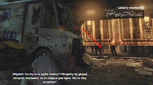 Ślady krwi doprowadzą Cię do wpół otwartego przejścia, za którym znajdują się 3 przeciwnicy - Uratuj więzionych policjantów - Opis przejścia - Batman: Arkham City - Harley Quinns Revenge - poradnik do gry