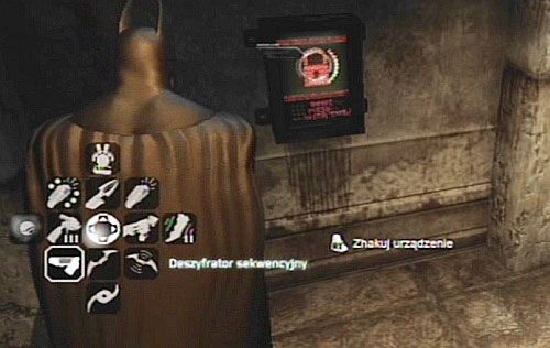 Na miejscu użyj deszyfratora na zamku i wprowadź hasło UKRYCIE, aby otworzyć zamknięte drzwi - Przesłuchaj trzech zbirów - Opis przejścia - Batman: Arkham City - Harley Quinns Revenge - poradnik do gry