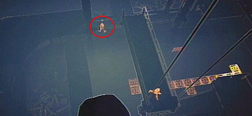 Znokautuj przeciwnika patrolującego niżesz części lokacji, w miejscu pokazanym na screenie, kiedy wejdzie pod dach - Uratuj Batmana z rąk Harley Quinn - Opis przejścia - Batman: Arkham City - Harley Quinns Revenge - poradnik do gry