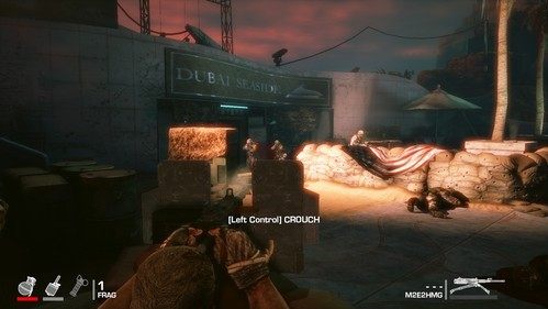 Po wygranej walce szybko zbliż się do działka i wykorzystaj je do swoich celów, jako że z drzwi widocznych po lewej stronie wysypie się kolejny oddział przeciwników - Rozdział XIV - The Bridge - Dotrzyj do wieży | Opis przejścia Spec Ops The Line - Spec Ops: The Line - poradnik do gry