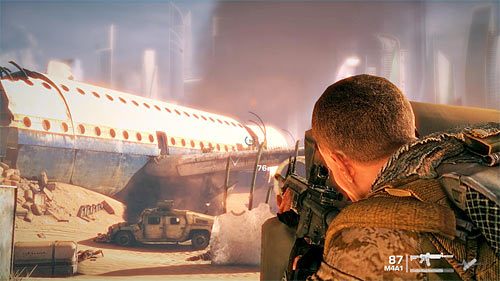 Przygotuj się, bo już wkrótce tłumik przestanie Ci być potrzebny (możesz go zdjąć, ponownie wciskając przycisk C) - Rozdział I - The Evacuation - Uratuj patrol alfa | Opis przejścia - Spec Ops: The Line - poradnik do gry