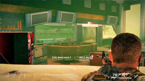 Ostrożnie zbliż się do ochranianego przez przeciwników pomieszczenia, starając się nie dopuścić do tego żeby któryś z nich skorzystał z pobliskiego stanowiska maszynowego - Rozdział II - The Dune - Dostań się do Gniazda | Opis przejścia - Spec Ops: The Line - poradnik do gry