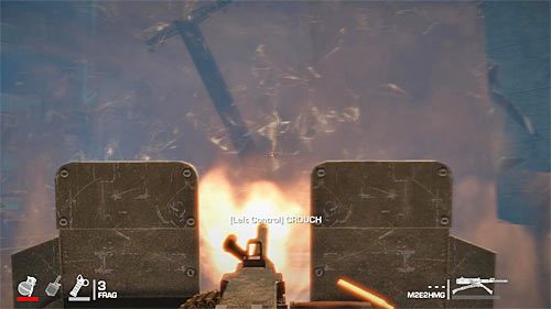 W jedną z prawych dużych okiennic zacznij strzelać dopiero po otrzymaniu omawianego celu misji, albowiem we wcześniejszej fazie bitwy jej zniszczenie nie jest jeszcze możliwe - Rozdział IV - The Refugees - Zniszcz okiennicę | Opis przejścia - Spec Ops: The Line - poradnik do gry