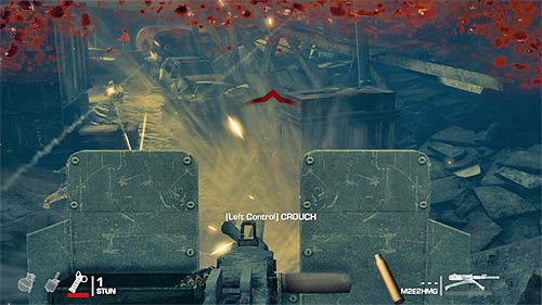 Początkowo skupiaj się wyłącznie na atakowaniu przeciwników zmierzających dolnymi ścieżkami do miejsca, w którym znajduje się zamknięta brama - Rozdział VI - The Pit - Powstrzymuj ataki członków 33 pułku piechoty | Opis przejścia - Spec Ops: The Line - poradnik do gry