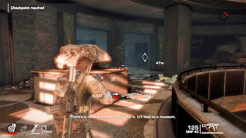 Zdecydowanie radzę korzystać w trakcie tej bitwy z granatów, albowiem wielu przeciwników będzie stało blisko siebie - Rozdział VI - The Pit - Przebij się do wyjścia | Opis przejścia - Spec Ops: The Line - poradnik do gry