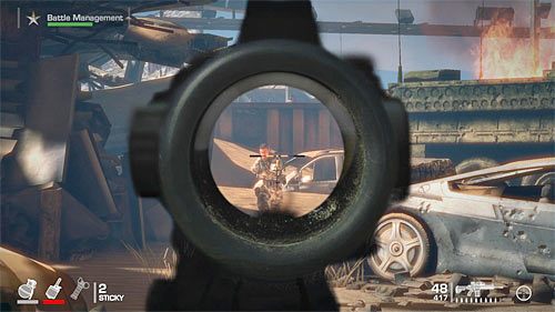 Już po rozpoczęciu właściwych walk uważaj na przeciwnika stojącego na prawym fragmencie autostrady oraz zajmij się eksterminacją żołnierzy nadbiegających z oddali - Rozdział VII - The Battle - Odszukaj Goulda | Opis przejścia Spec Ops The Line - Spec Ops: The Line - poradnik do gry