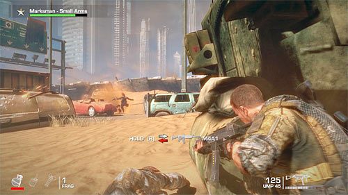 Z czasem proponuję przesunąć się w stronę dużego zielonego pojazdu wojskowego i to właśnie tę maszynę zacząć wykorzystywać w formie zasłony - Rozdział VII - The Battle - Odszukaj Goulda | Opis przejścia Spec Ops The Line - Spec Ops: The Line - poradnik do gry