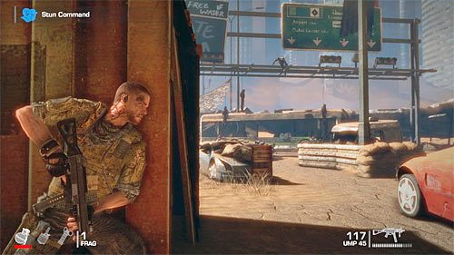 Kolejna faza tej bitwy wiąże się z koniecznością wyeliminowania wrogów skrywających się wewnątrz wraku autobusu i nie byłoby w tym nic specjalnego gdyby nie fakt, że znajduje się tam stanowisko maszynowe - Rozdział VII - The Battle - Odszukaj Goulda | Opis przejścia Spec Ops The Line - Spec Ops: The Line - poradnik do gry