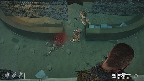 Upewnij się, że zlikwidowałeś wszystkich widocznych wrogów i dopiero wtedy wyrusz w stronę budynku, który był broniony przez siły wroga - Rozdział VIII - The Gate - Podejmij szturm na bramę | Opis przejścia - Spec Ops: The Line - poradnik do gry