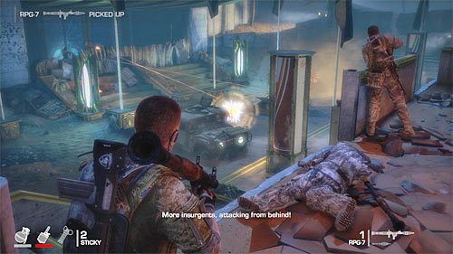 Proponuję rozpocząć od zastrzelenia stojącego po prawej stronie przeciwnika z wyrzutnią rakiet, a następnie samemu podnieść wyrzutnię RPG i przystąpić do atakowania większych skupisk jednostek wroga - Rozdział X - Riggs - Uratuj Riggsa | Opis przejścia Spec Ops The Line - Spec Ops: The Line - poradnik do gry