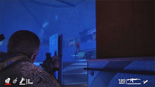 Bardzo przydatną informacją jest to, że kilku początkowych przeciwników przebywających w koloseum będziesz mógł zlikwidować atakami z zaskoczenia - Rozdział X - Riggs - Zabezpiecz ciężarówki | Opis przejścia Spec Ops The Line - Spec Ops: The Line - poradnik do gry