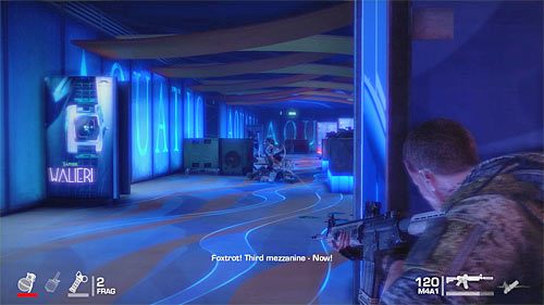 Prędzej czy później Twoje działania zostaną zauważone przez wrogów i dojdzie do tego najprawdopodobniej po skorzystaniu ze schodów prowadzących na niższy poziom balkoników - Rozdział X - Riggs - Zabezpiecz ciężarówki | Opis przejścia Spec Ops The Line - Spec Ops: The Line - poradnik do gry