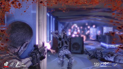 Jednym z dodatkowych utrudnień związanych z zabezpieczaniem koloseum jest konieczność radzenia sobie z pojawiającymi się okazjonalnie nożownikami - Rozdział X - Riggs - Zabezpiecz ciężarówki | Opis przejścia Spec Ops The Line - Spec Ops: The Line - poradnik do gry