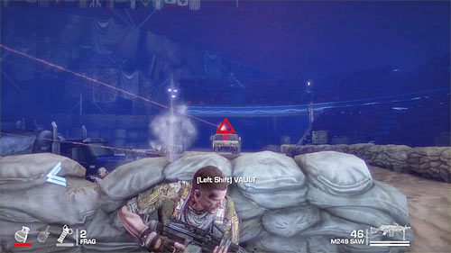 Po znalezieniu się na najniższym poziomie balkoników rozpraw się z przeciwnikami stojącymi w pobliżu oznaczonych przez grę ciężarówek - Rozdział X - Riggs - Zabezpiecz ciężarówki | Opis przejścia Spec Ops The Line - Spec Ops: The Line - poradnik do gry