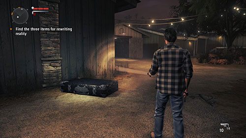 Skrzynia leży przy wejściu na podwórze motelu od frontu - Skrzynie z bronią | Sekrety (audycje, skrzynie, telewizory) - Alan Wakes American Nightmare - poradnik do gry