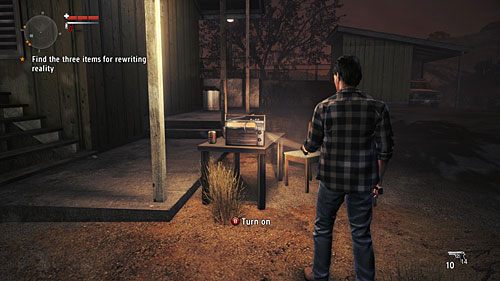 Radio stoi na stoliku, tuż obok tylnego wyjścia z motelowego dziedzińca - Audycje radiowe | Sekrety (audycje, skrzynie, telewizory) - Alan Wakes American Nightmare - poradnik do gry