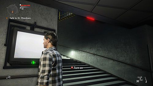 Telewizor wisi na ścianie w głównym budynku obserwatorium, tuż obok schodów prowadzących do sali z teleskopem - Telewizory | Sekrety (audycje, skrzynie, telewizory) - Alan Wakes American Nightmare - poradnik do gry