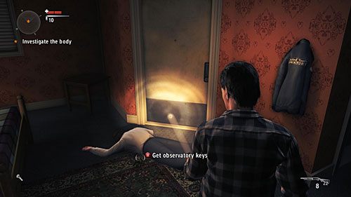 W pokoju znajdującym się na prawo za frontowym wejściem na dziedziniec znajdziesz leżące na podłodze ciało - Akt 1 - The Mechanic | Akt 1 | Alan Wakes American Nightmare - Alan Wakes American Nightmare - poradnik do gry