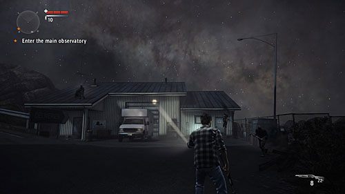 Niezależnie od tego, czy po wejściu na teren pójdziesz prosto, czy skręcisz w lewo, pojawią się przeciwnicy - Akt 1 - The Scientist | Akt 1 | Alan Wakes American Nightmare - Alan Wakes American Nightmare - poradnik do gry